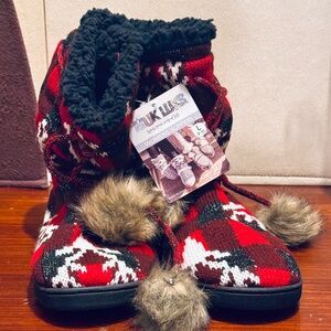 Women’s Muk Luks Red and Black Knit Slippers Size Large NWT